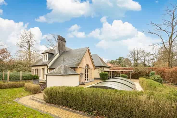 Villa Te Koop Schilde 1753m² 4 slaapkamers Zwembad