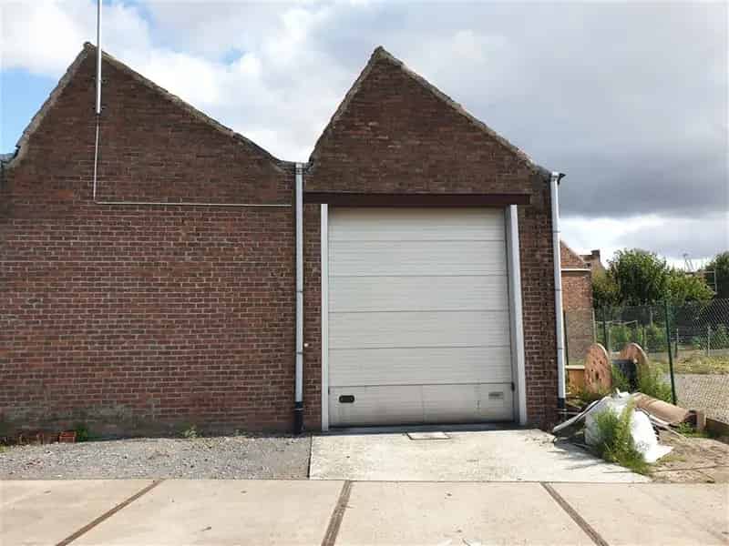 Magazijn te huur Vichte 335m2 Polybetonvloer Sectionaalpoort Parking