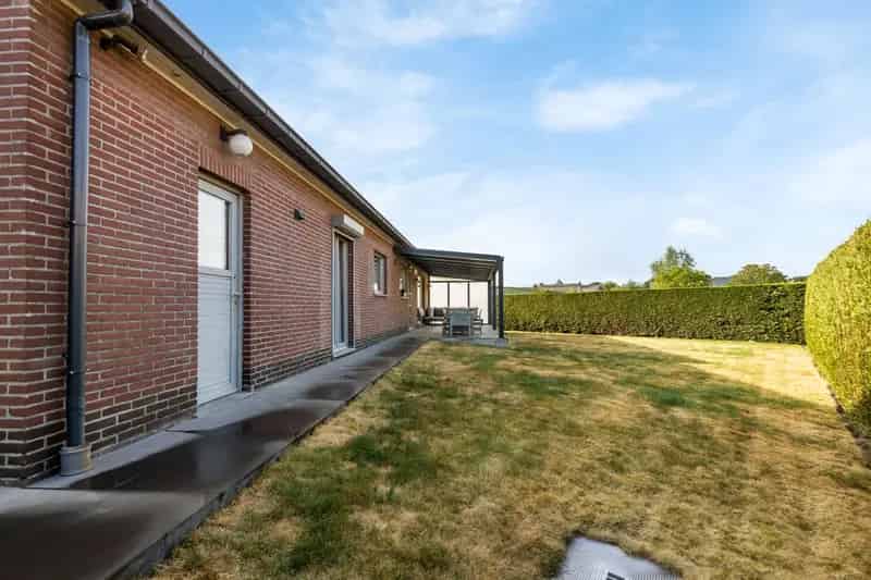 Ruime Laagbouwvilla te Huur met 6 Slaapkamers en 2 Garages