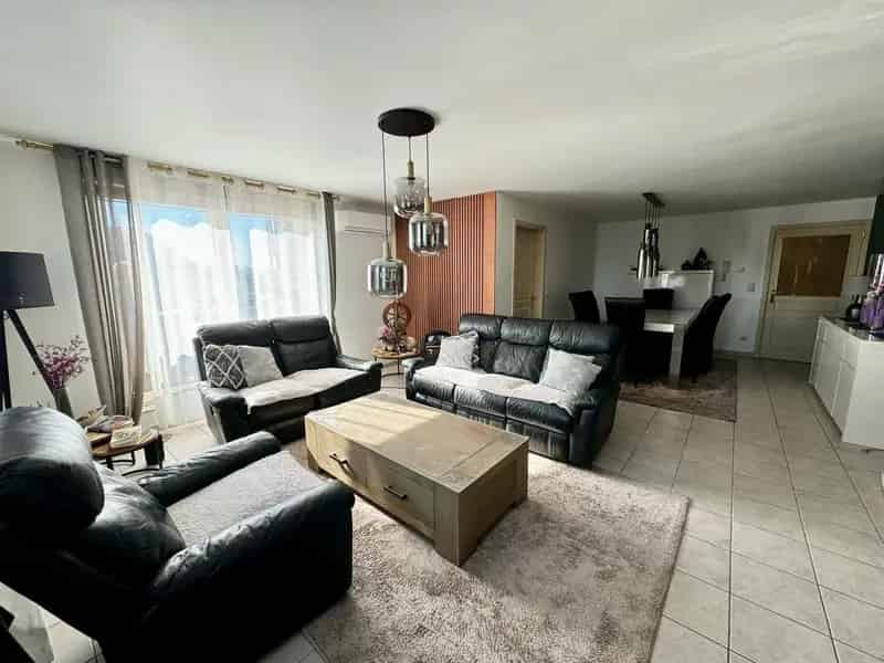 Ruim Appartement 3 slaapkamers nabij Genk