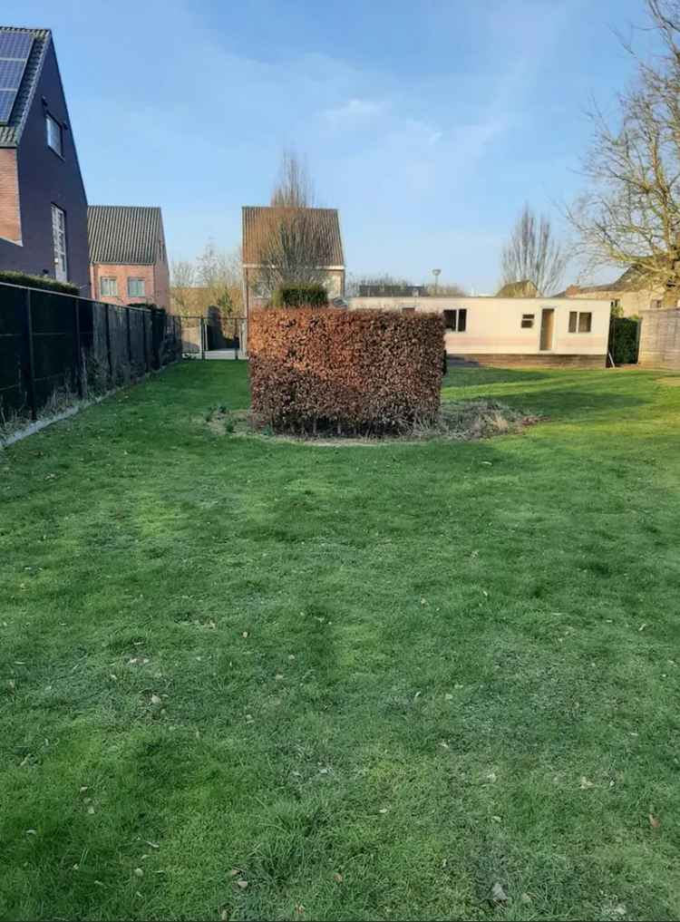 Bouwgrond te huur in Geel met zuid gerichte tuin en nutsvoorzieningen