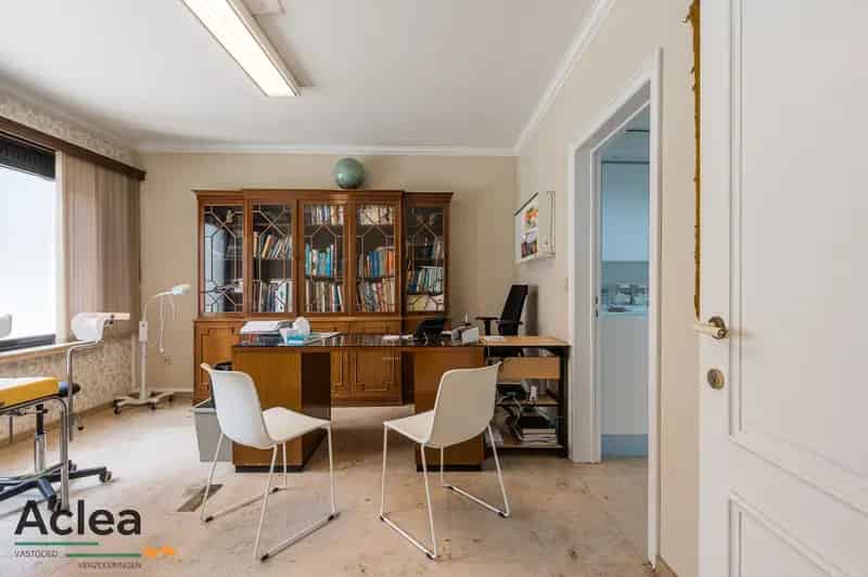 Huis te Koop Bassevelde: Ruime Burgerwoning met Praktijkruimte