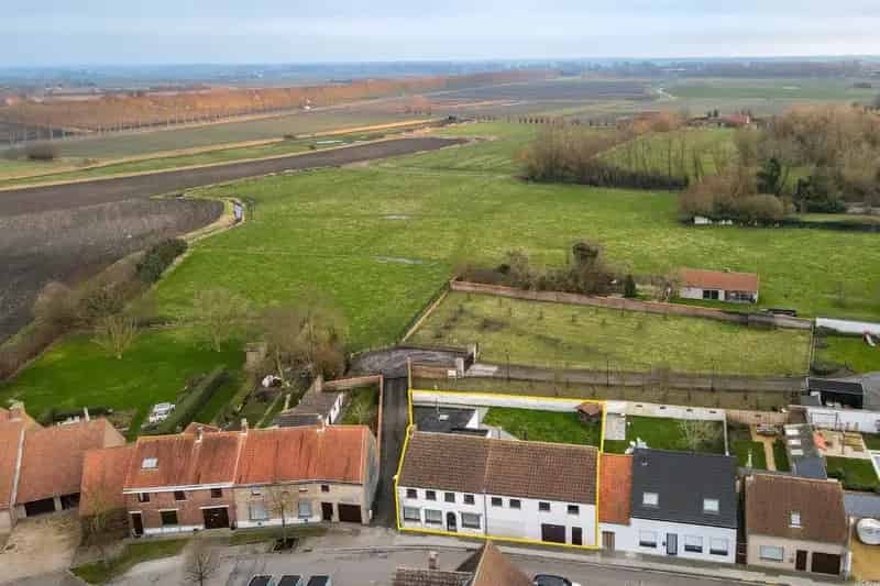 Ruime halfopen bebouwing te Jabbeke met atelier en uitbreidingsmogelijkheden