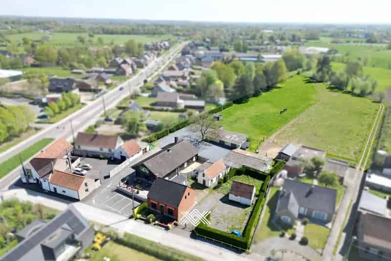 Grond te koop: 3 woningen, handelspand & weide (14.536m²)