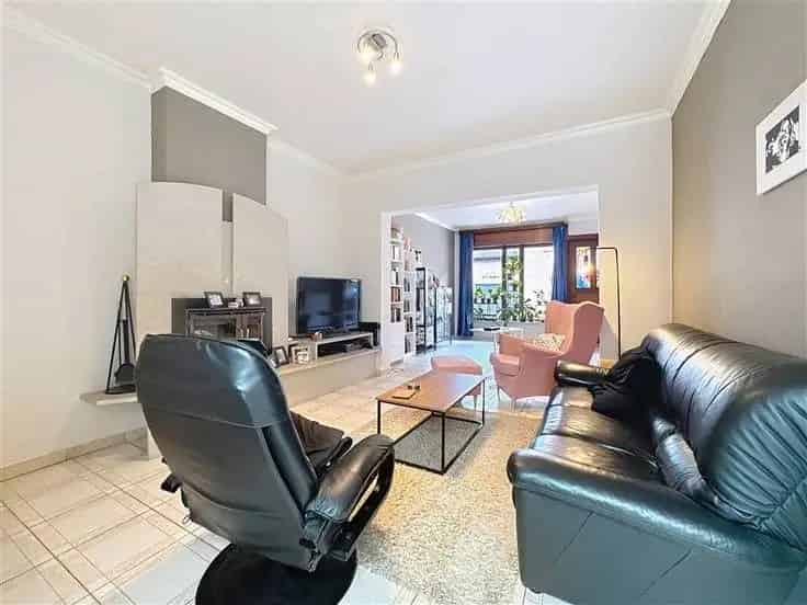 Huis Te Koop Brakel: Ruime 3 Slaapkamers, Tuin en Garage