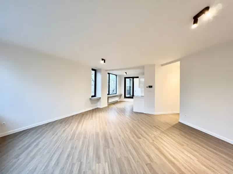 Gerenoveerd 2 Slaapkamer Appartement met Terras Nabij KiellPark