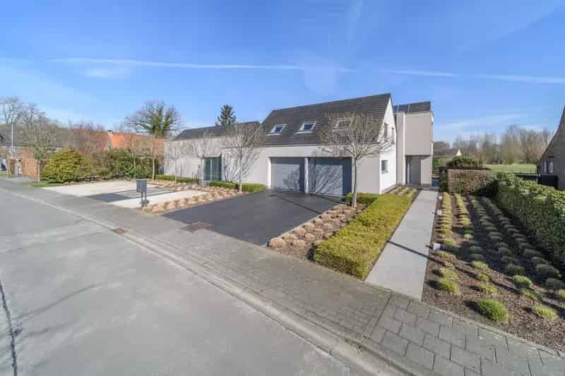 Ruime Villa te Gijzegem met Praktijkruimte en 4 Slaapkamers