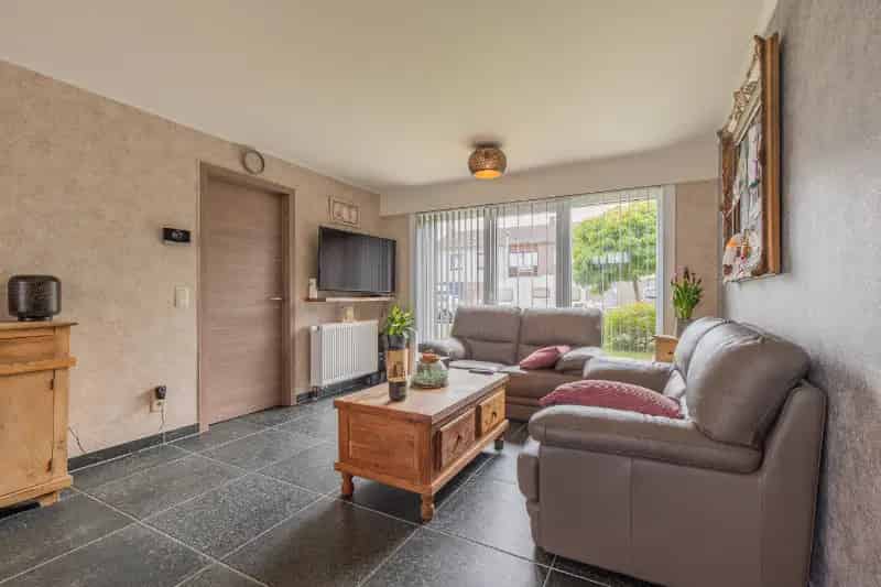 Ruime gerenoveerde woning te Gijzegem