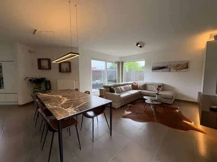 Huis Te Koop: Moderne Halfopen Bebouwing met 4 slaapkamers