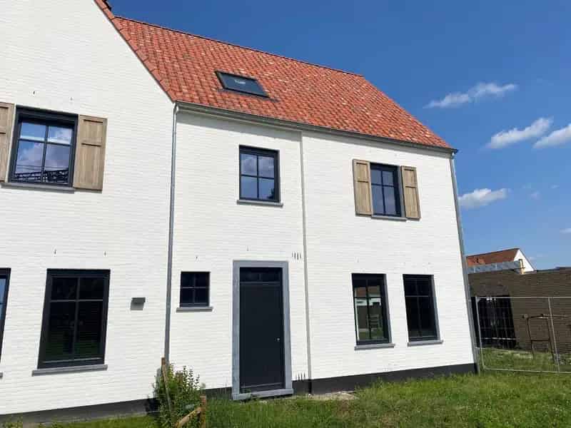 Mooie Witgekaleide Koppelwoning te Koop Harelbeke