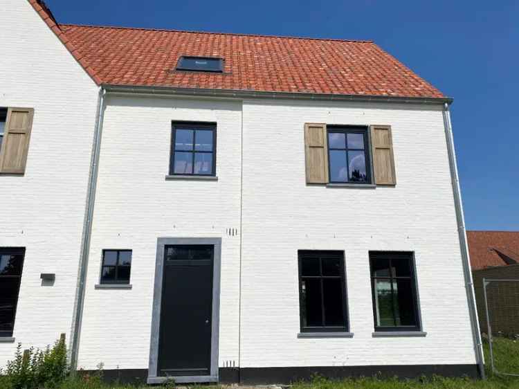 Mooie, witgekaleide koppelwoning TE KOOP met een authentieke look gelegen in Harelbeke.