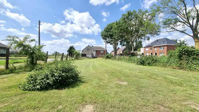 Te renoveren woning met atelier en tuin