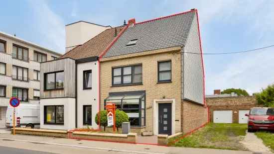 Instapklare, gerenoveerde woning met dubbele garage!