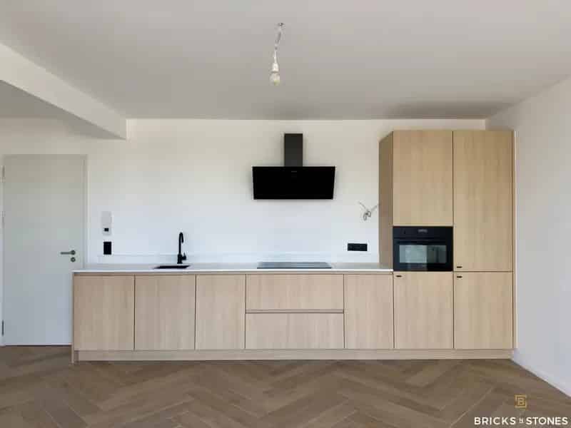 Appartement te koop Schoten: gerenoveerd met AEG keuken en terras