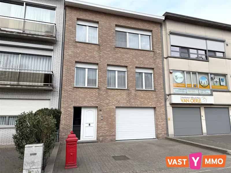 Huis te koop Brasschaat centrum: Ruime bel-etage met garage en tuin