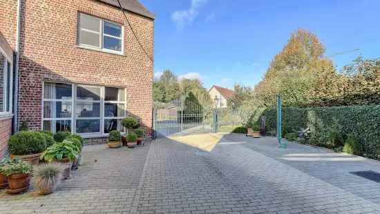 Gerenoveerde hoeve met grote hangar, rijpiste en stallen