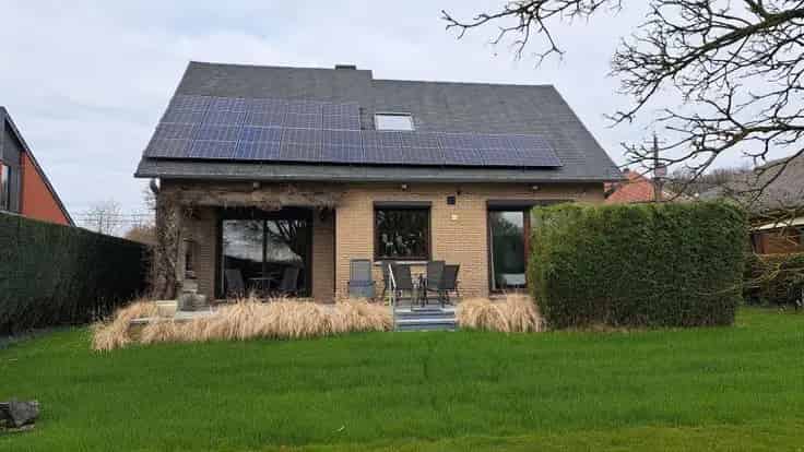 Huis Te Koop: Ruime 4-gevelwoning met 3 slaapkamers en tuin