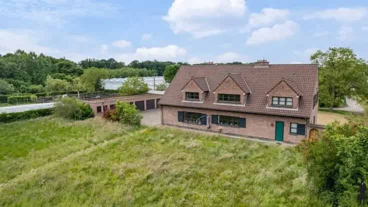 Villa Te Koop 6 Slaapkamers 5 Garages Groot Perceel