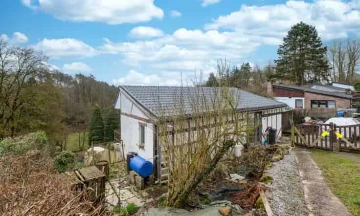 Huis te Koop in Condroz: 2 slaapkamers, tuin, schuren