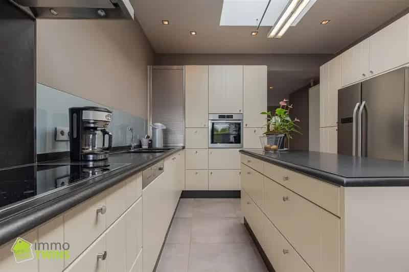 Huis te koop Zogge: Veelzijdige woning met commerci
							 ruimte en 3 garages