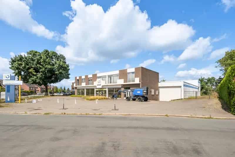 Bedrijfsgebouw (showroom/magazijn) met appartement gelegen op een perceel van 33a 50ca!