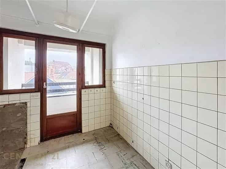 Appartement te renoveren 105m² 2 slaapkamers Sint-Job
