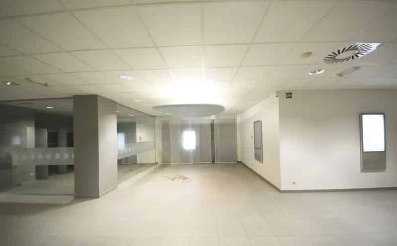 Modern Commercieel Pand 6 Parkings