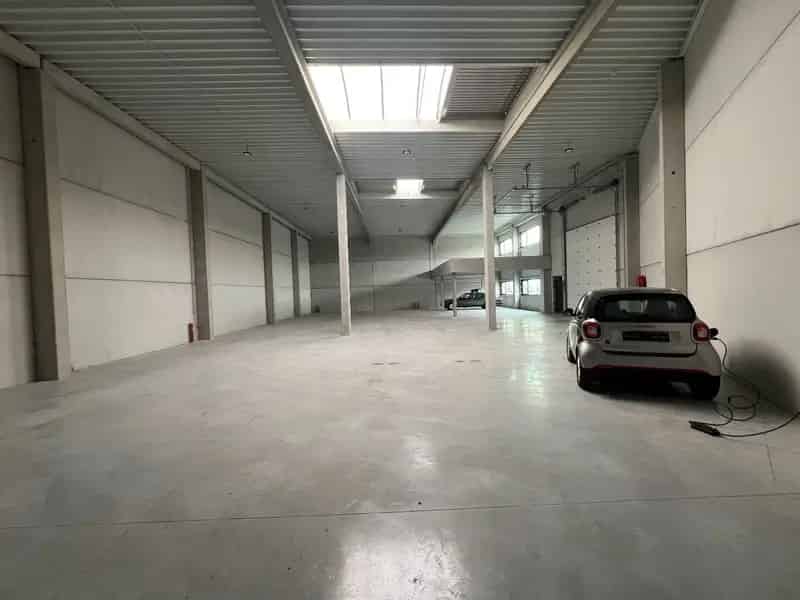 Zeer goed gelegen, ruime en moderne industriehal van +/- 482m²