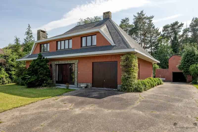 Huis te koop Zoersel: Ruime gezinswoning met bijgebouw en tuin