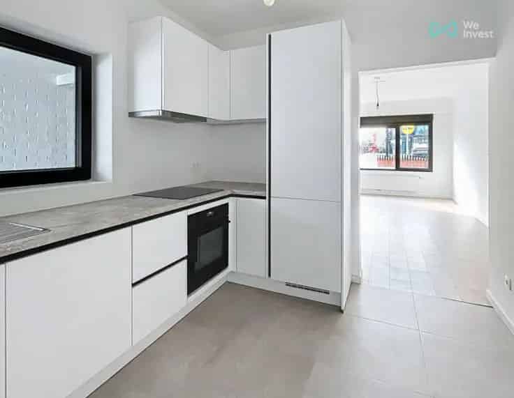 Gerenoveerd gelijkvloers appartement met tuin en garage