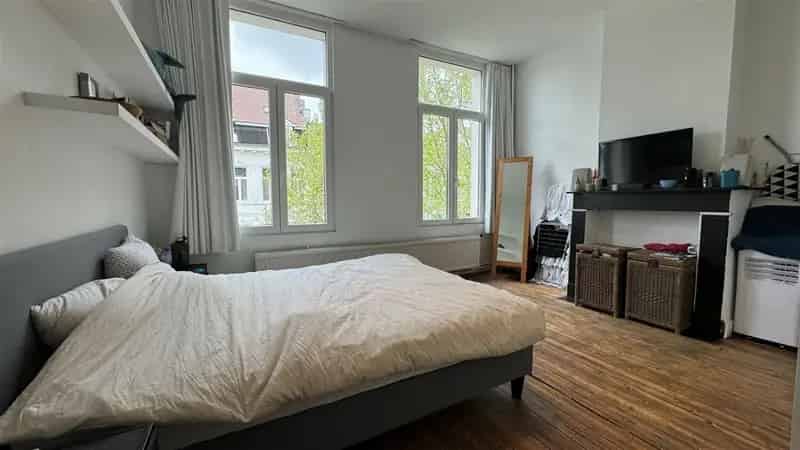 Handelspand met Woonst te Antwerpen - Volledig Gerenoveerd