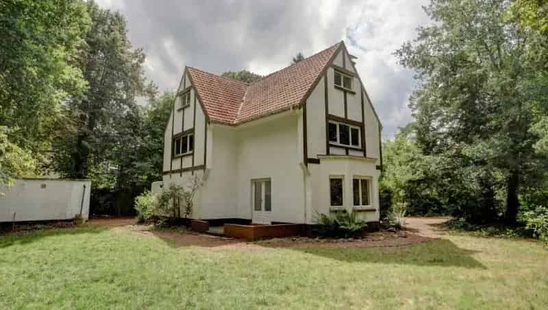Te renoveren charmant landhuis van 235m² + dubbele garage op 15 are