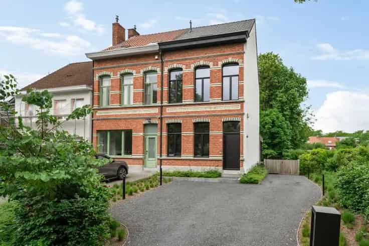 Huis Te Koop Brasschaat: Gerenoveerde HOB met Karakter