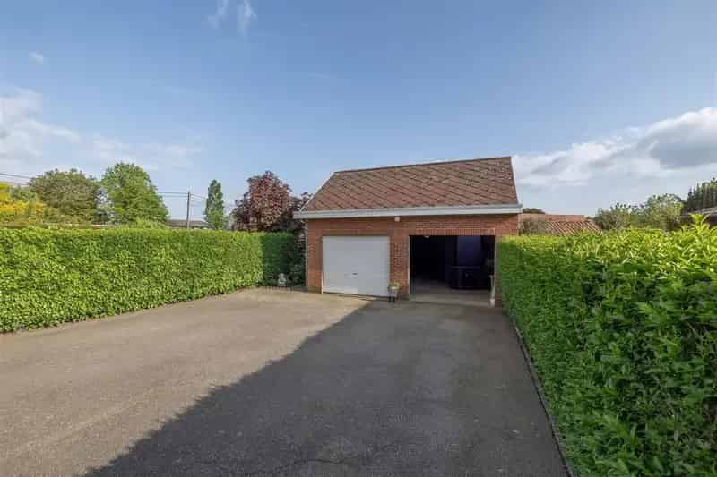 4 Slaapkamers Mooie Tuin Traplift Vernieuwd
