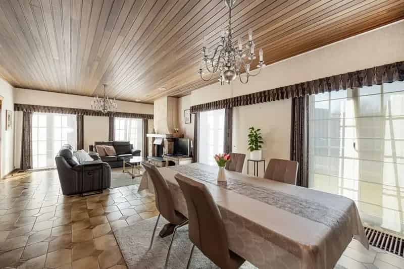 Laagbouw woning met tuin en garage