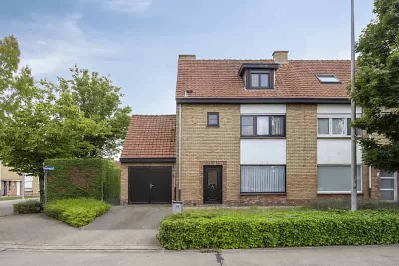 Ruime halfopen woning te Roeselare met 5 slaapkamers en tuin