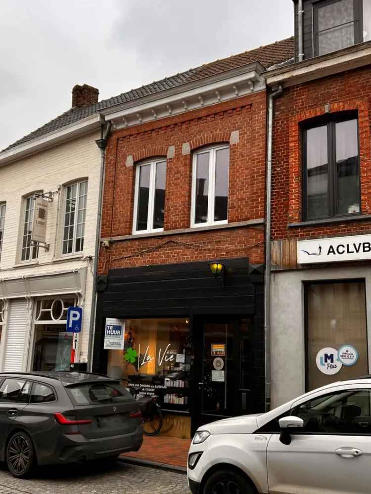 Te koop handelsruimte met appartement en garage in centrum Poperinge