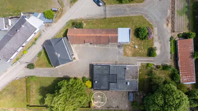 Te renoveren woning met bijgebouwen in Wetteren