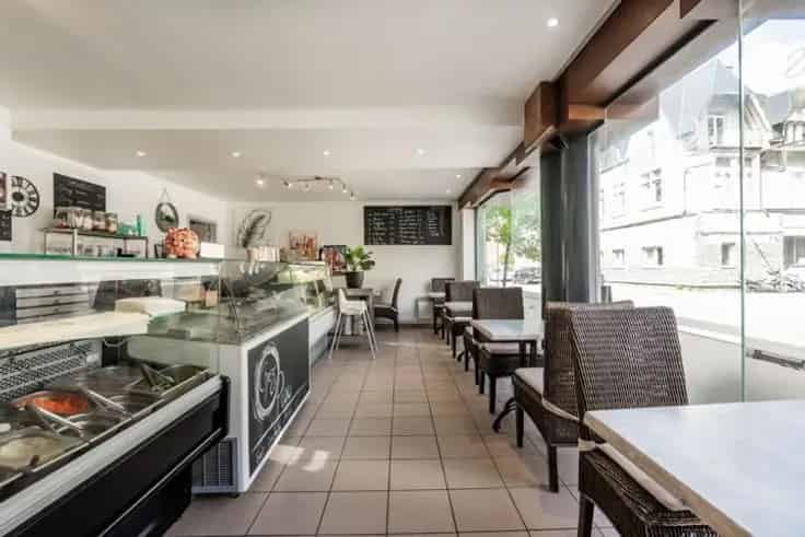 Huis Te Koop Nabij Station: Broodjeszaak & Duplex Appartement