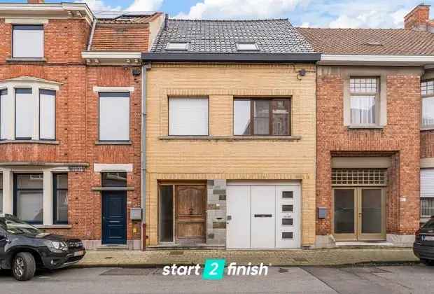 Woning met zeer veel potentieel te Ledegem!