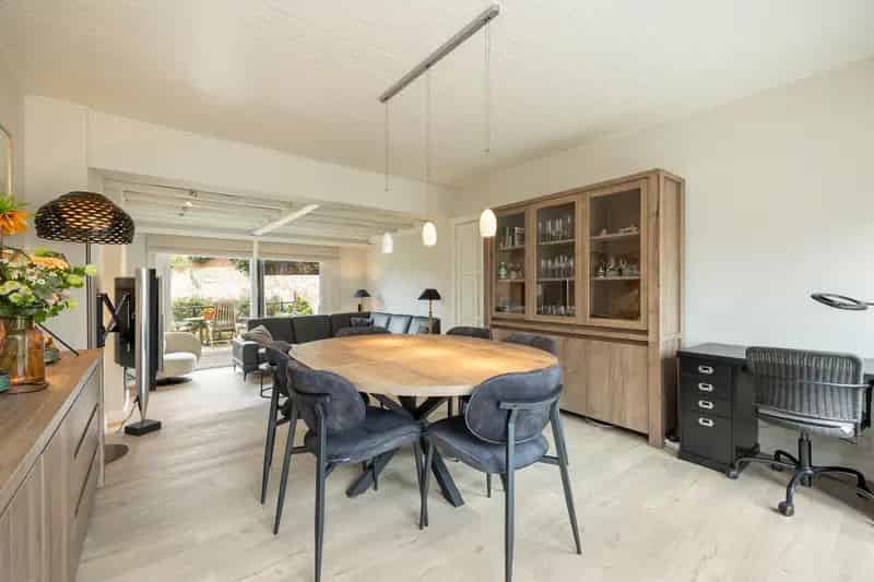 Huis te koop Zandvliet: Dubbele woning met zwembad