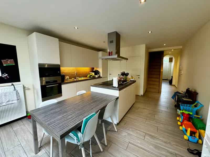 Rijwoning te Koop: Instapklaar met Tuin en Moderne Badkamer