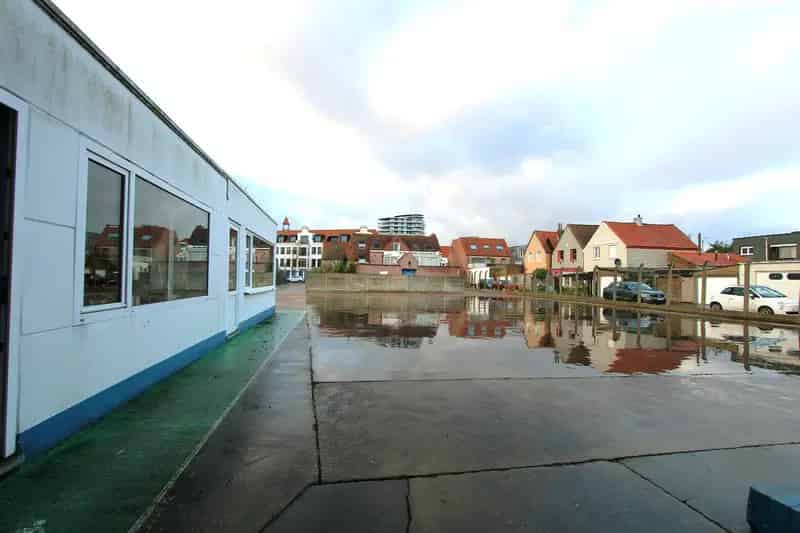 Magazijn te huur Knokke 760m² met koer 850m² en bureel 85m²