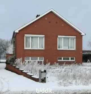 Te renoveren woning met 3 slaapkamers en garage