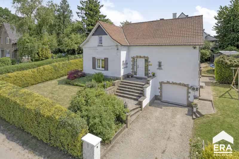 Huis te koop Bost: Rustige woning met tuin nabij E40