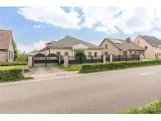 Ruime Villa met 3 Woonunits  5 slaapkamers 3 badkamers