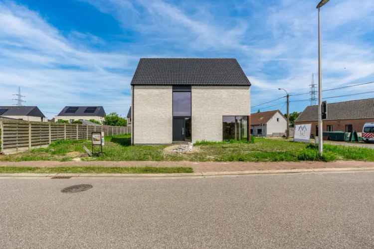 ROYALE CASCO-WONING MET EEN HEERLIJK LICHTRIJKE WOONKAMER MET OPEN KEUKEN EN AANSLUITEND DE BERGPLAATS, 3 SLAAPKAMERS (MEER MOGELIJK), EEN RUIME BADKAMER EN VOLLEDIG ONDERKELDERD MET DAGLICHT!! EEN HEERLIJK RUIM HUIS MET UNIEKE KELDERVERDIEPING, EEN LEUKE TUIN OP 6A 30CA, OP EEN GEGEERDE LOCATIE IN PELT!