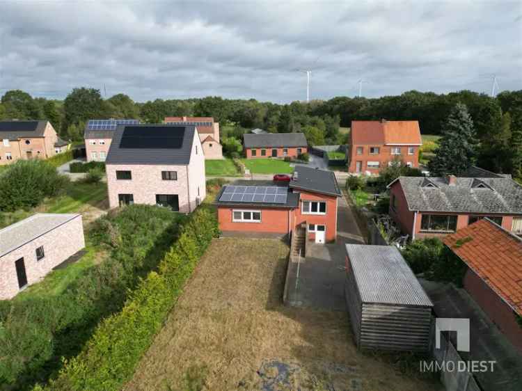 Landelijk gelegen woning op 11,90 are met 3 slaapkamers en ruime kelder