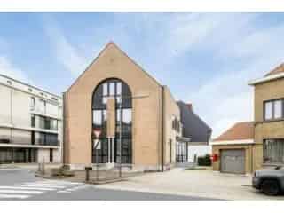 Kantoor te koop Veurne - 7 ruimtes, vergaderzaal, 8 parkplaatsen, EPC A