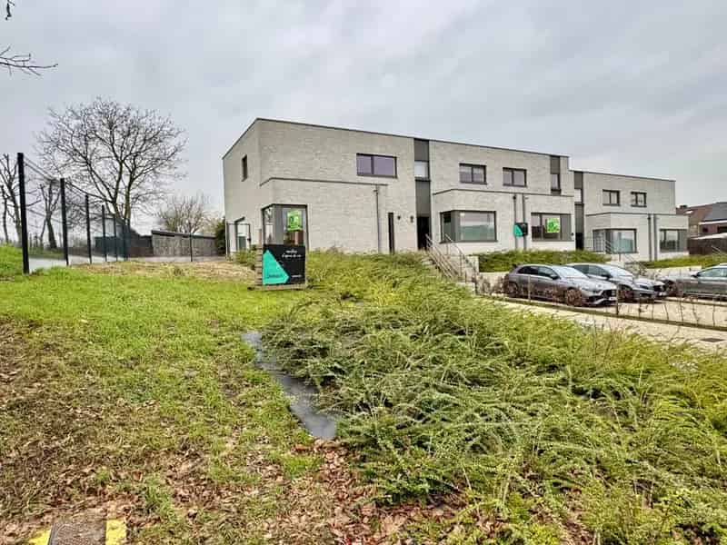 Huis te huur 3 slaapkamers grote oprit en tuin